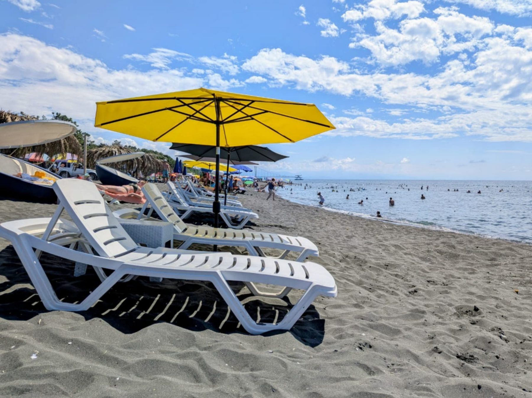 plaża z czarnym magnetycznym piaskiem w pobliżu szekwetili