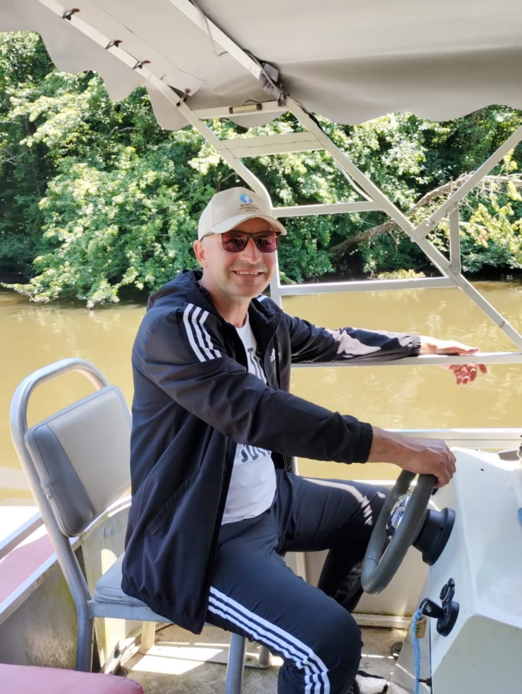 rejs motorówką po jeziorze paliastomi