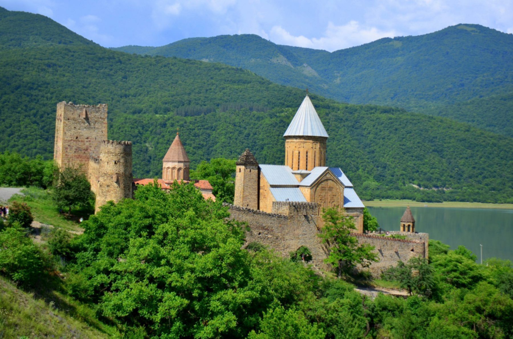 twierdza ananuri na gruzińskiej drodze wojennej