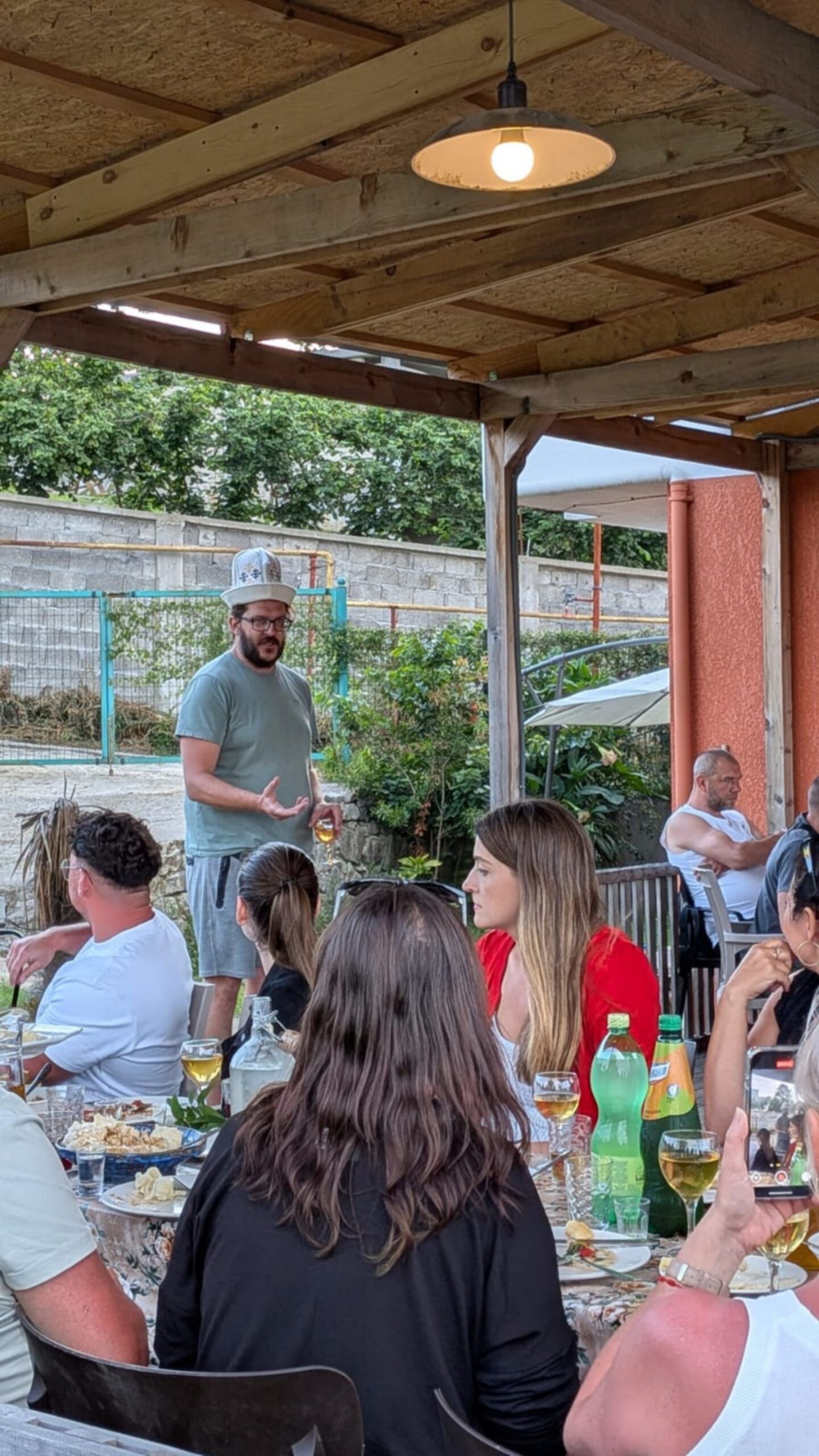 tamada wygłasza toast na suprze