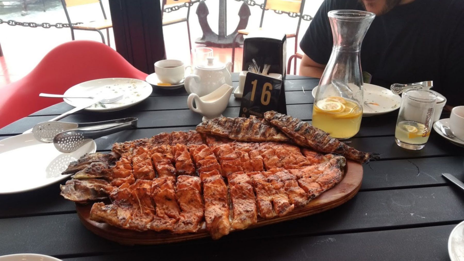 ryba przygotowana na rybnym bazarze w batumi