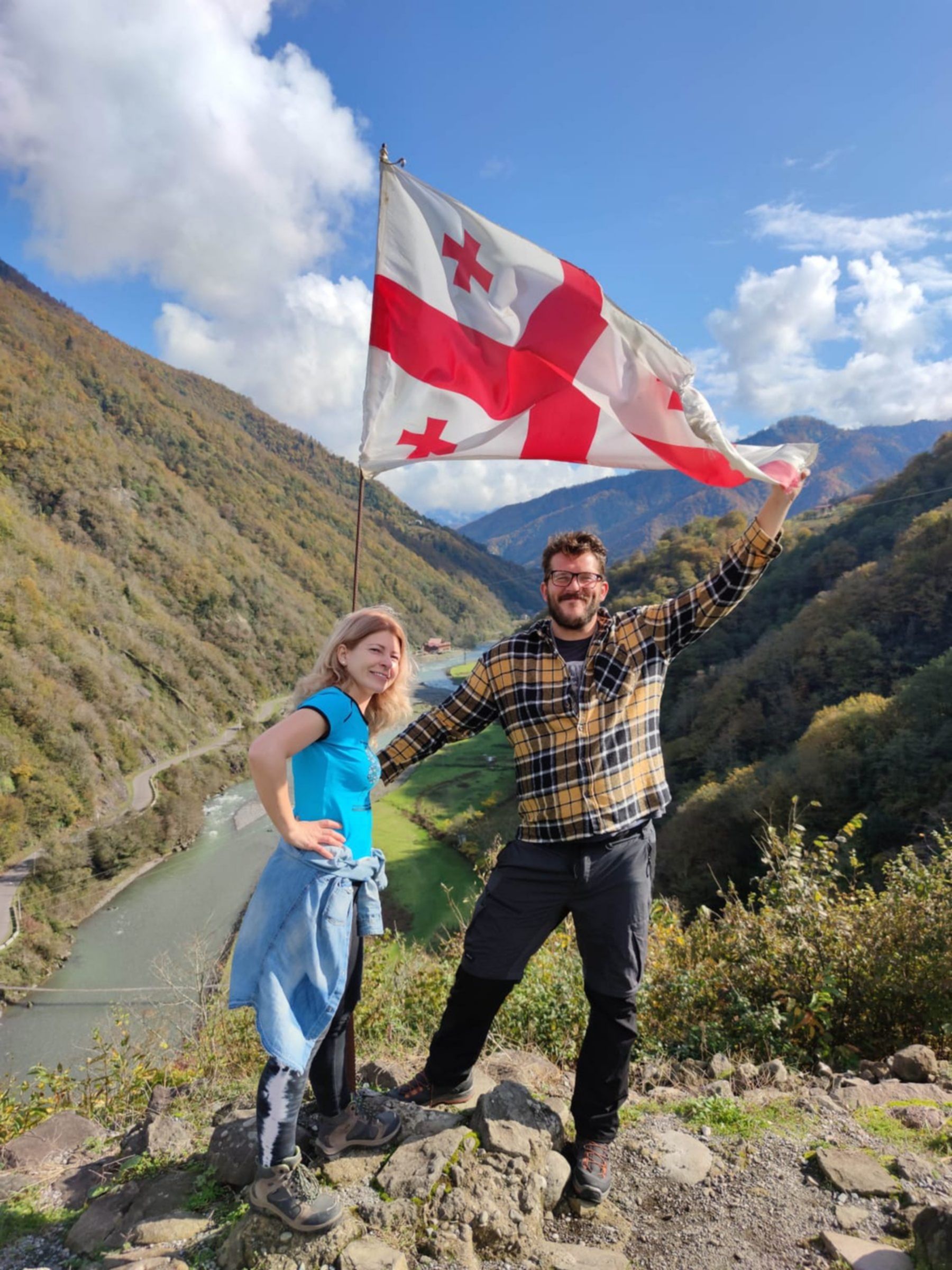 na szczycie ruin twierdzy granicznej gvara między turcją a gruzją