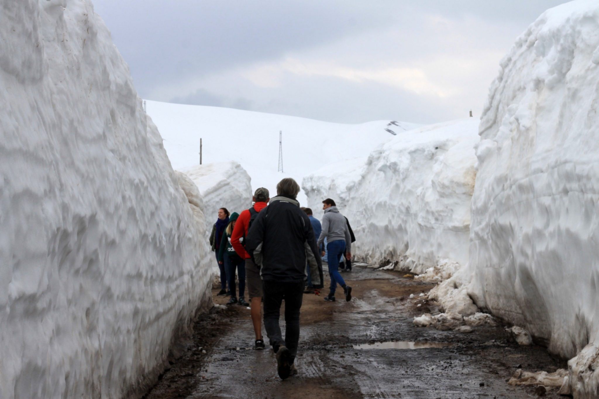 śnieżny tunel na małym kaukazie, wiosna
