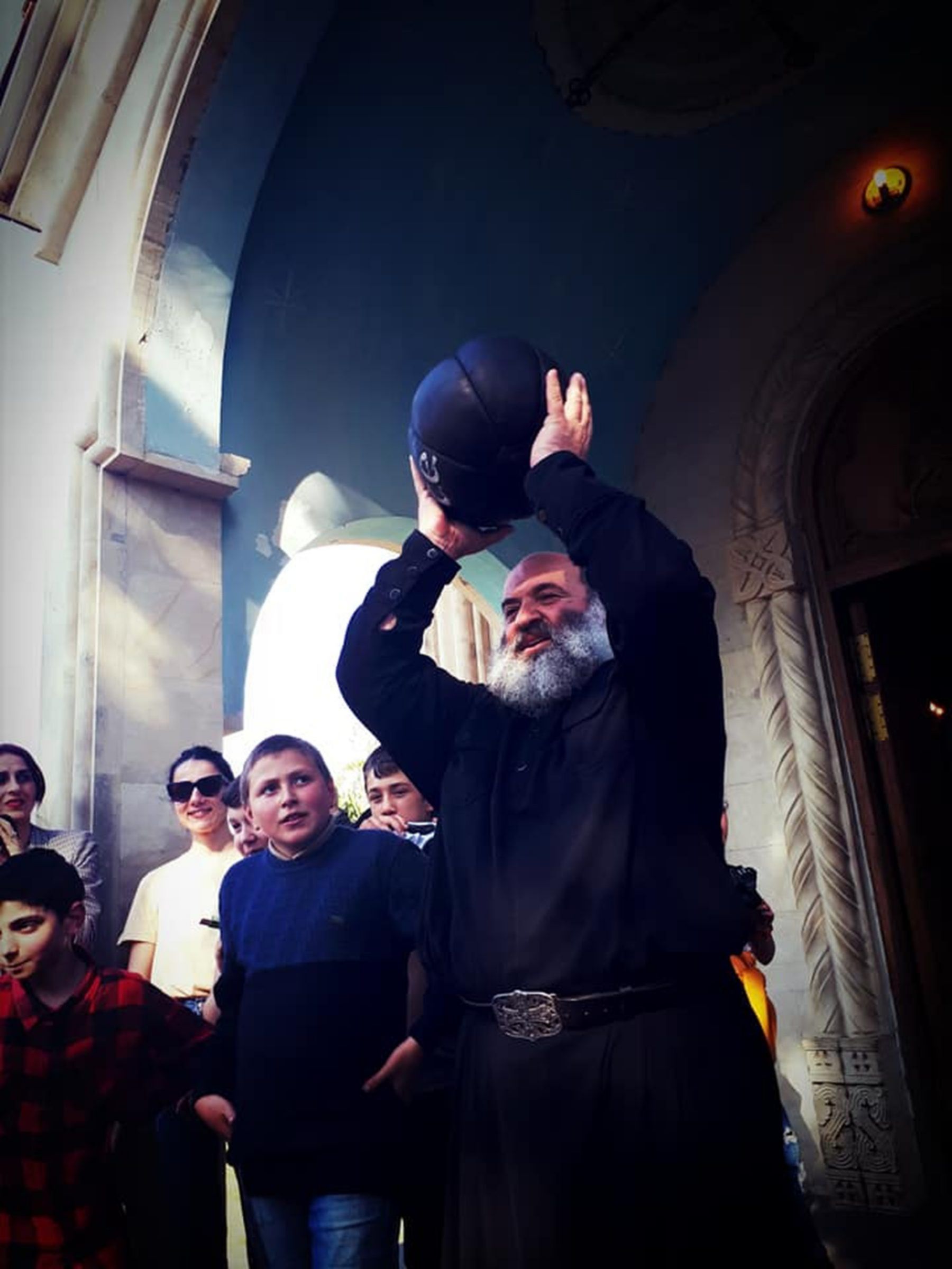 pop, rzucający piłką do gry w lelo burti