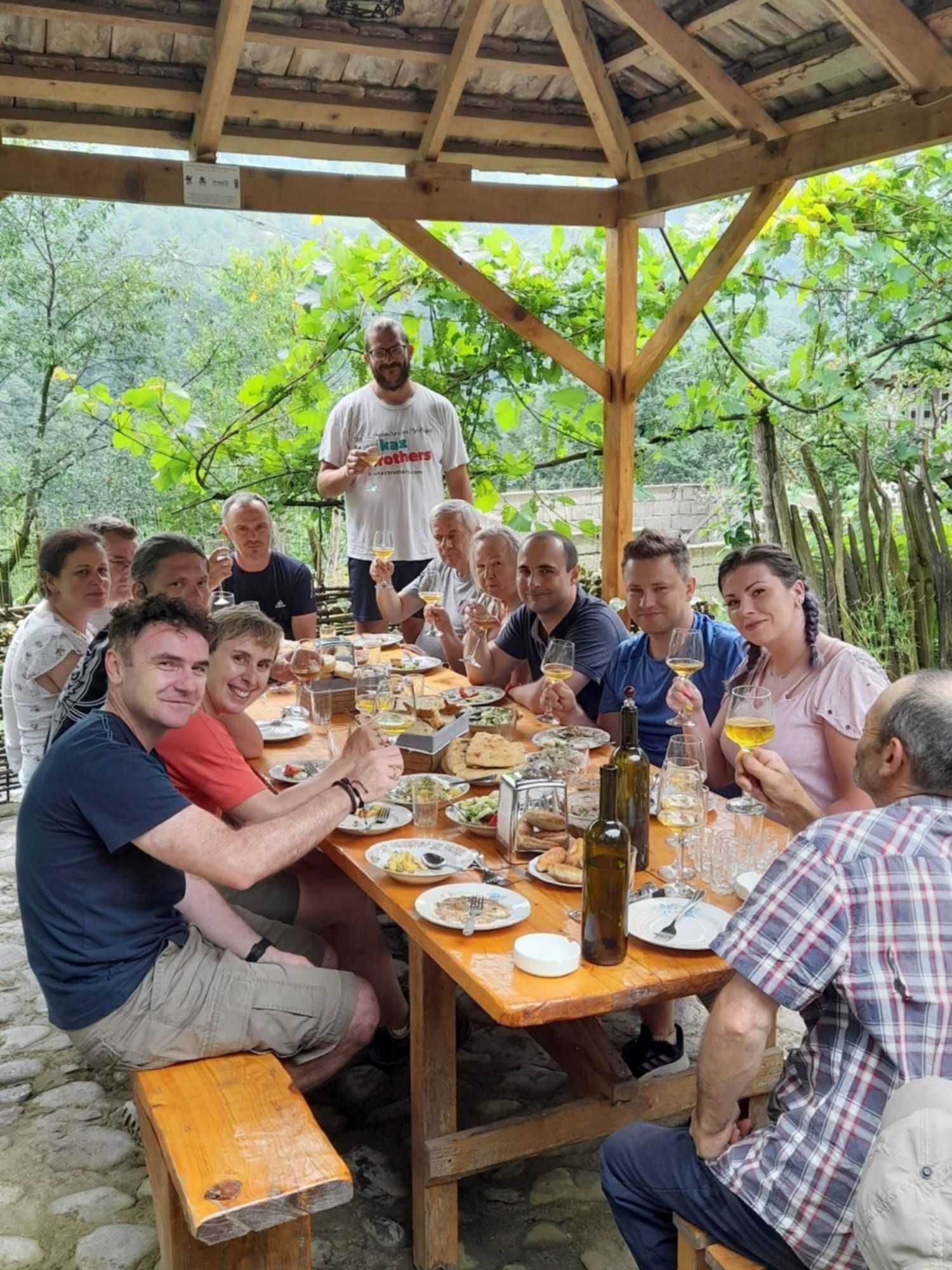 odpoczynek przy suto zastawionym stole