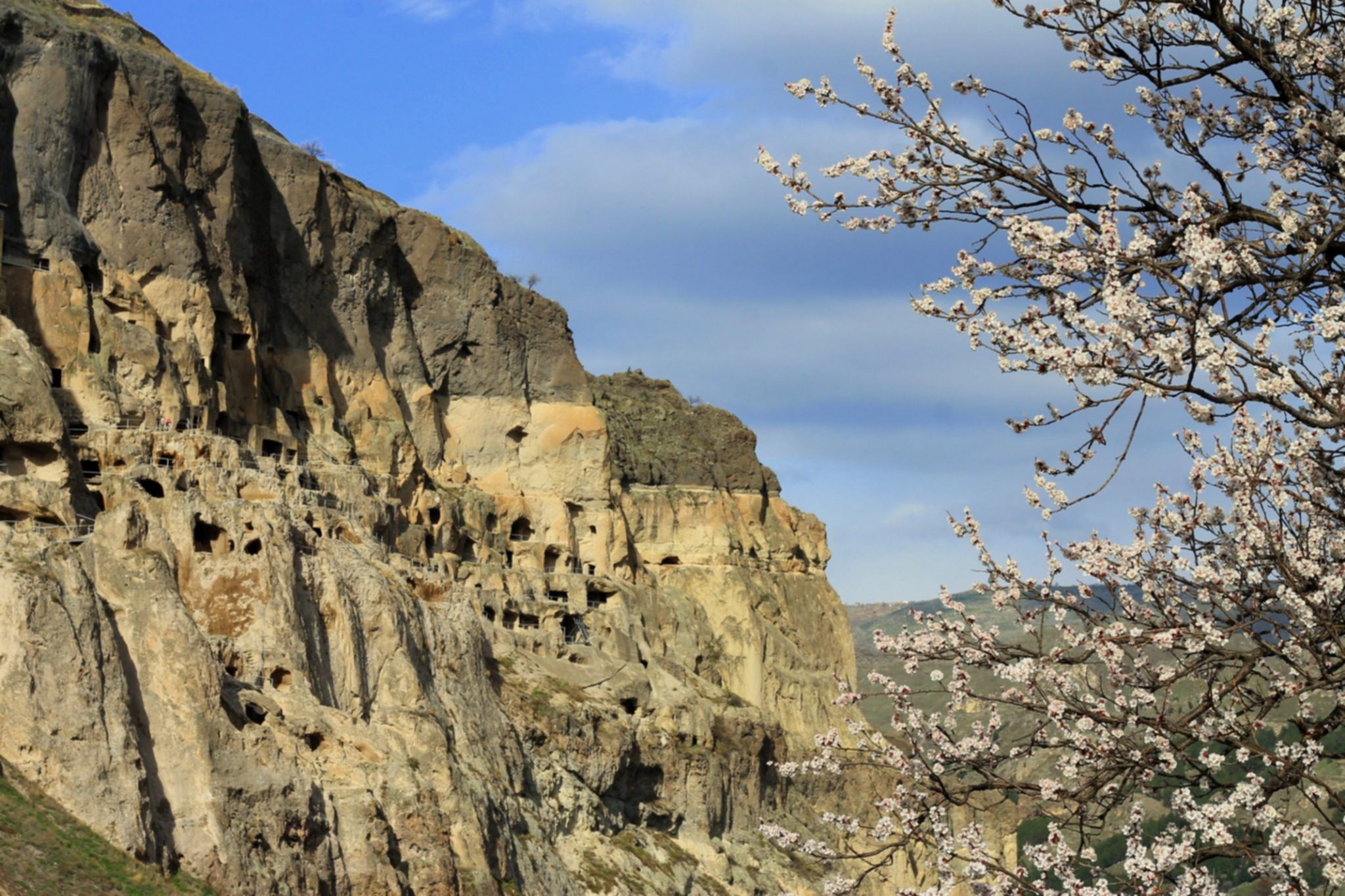 Wardzia – średniowieczne skalne miasto w południowej Gruzji, kompleks jaskiń i klasztorów wykutych w skale