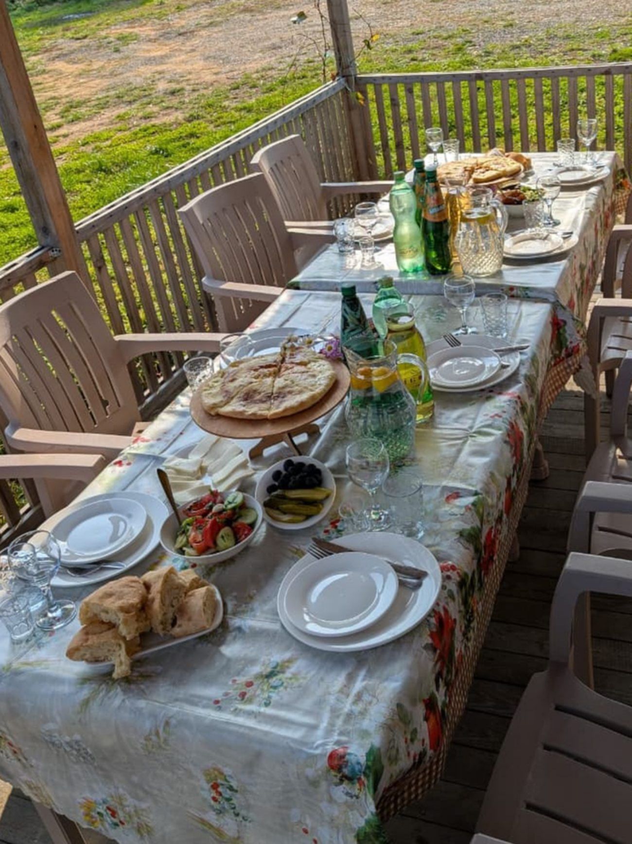 stół z poczęstunkiem