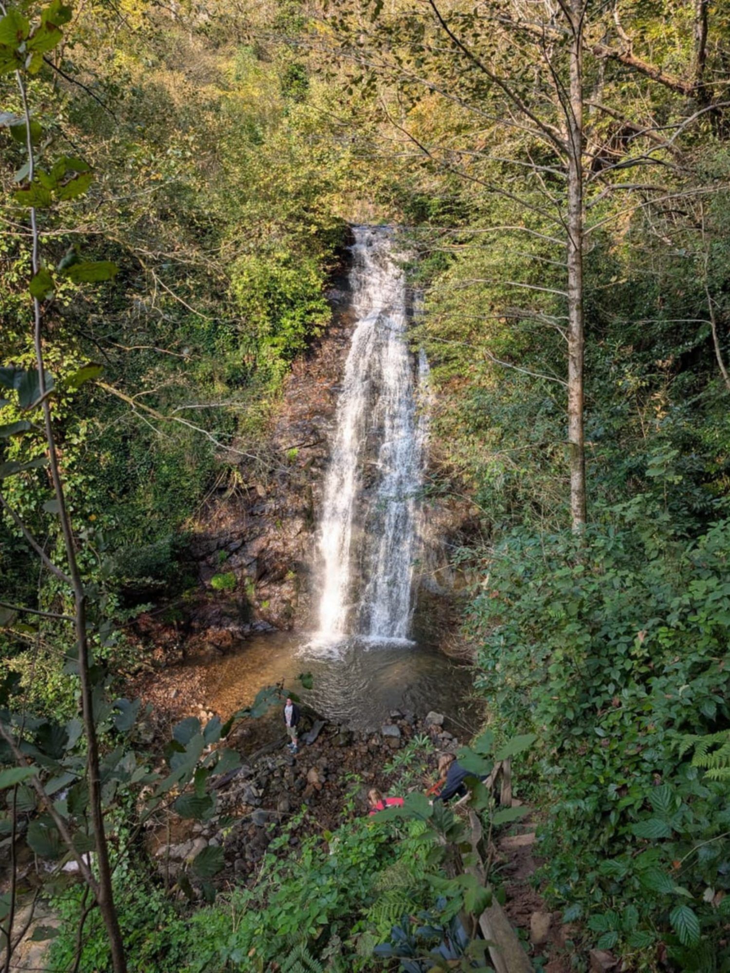 wodospad w wiosce kapnistawi