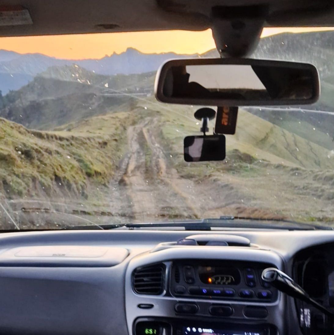 Wyboista górska droga off-roadowa w Małym Kaukazie, widok z samochodu 4x4 podczas wyprawy Kavkaz Brothers