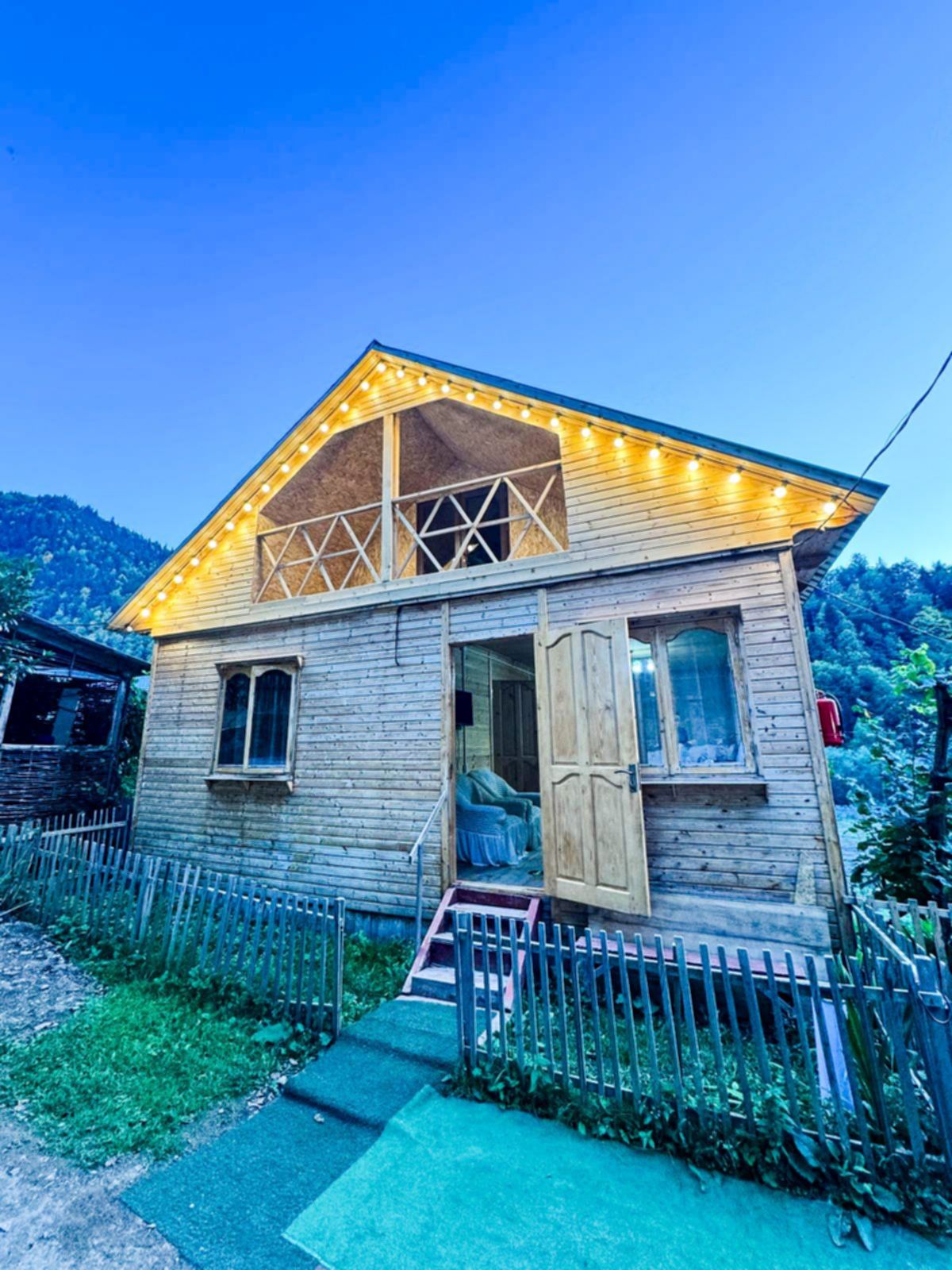 Drewniany domek w Chichadziri – górski nocleg po off-roadzie w sercu Małego Kaukazu