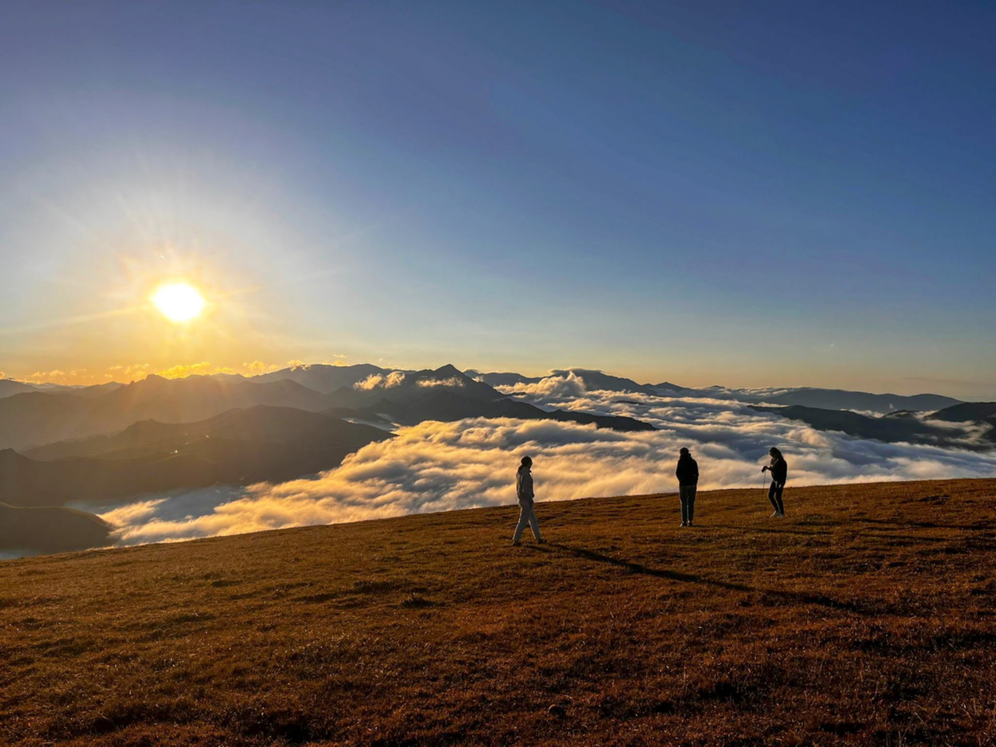 Przełęcz Zekari w Małym Kaukazie – zachód słońca ponad chmurami na wysokości ponad 2000 m n.p.m.