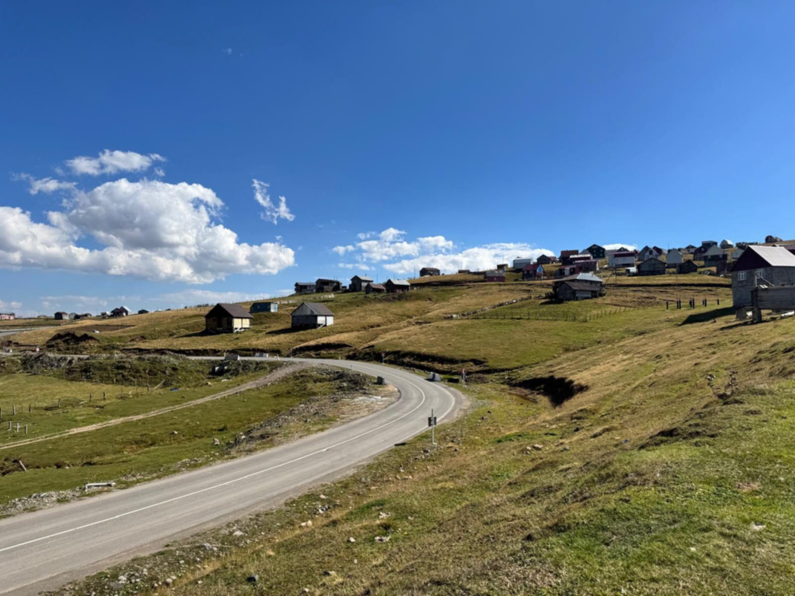 Górska droga na trasie wyprawy „Przez przełęcz na lotnisko” w Małym Kaukazie