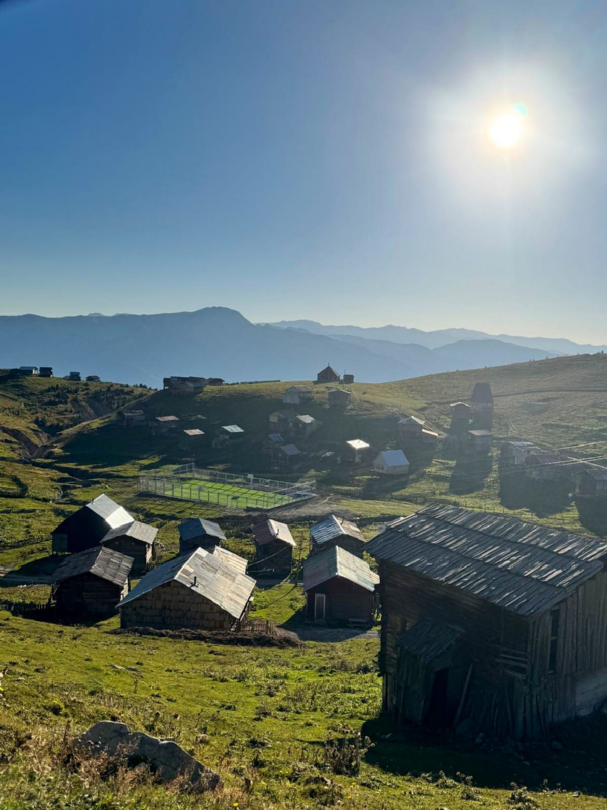 Widok na górską wioskę i boisko w Małym Kaukazie – fragment trasy wyprawy off-road