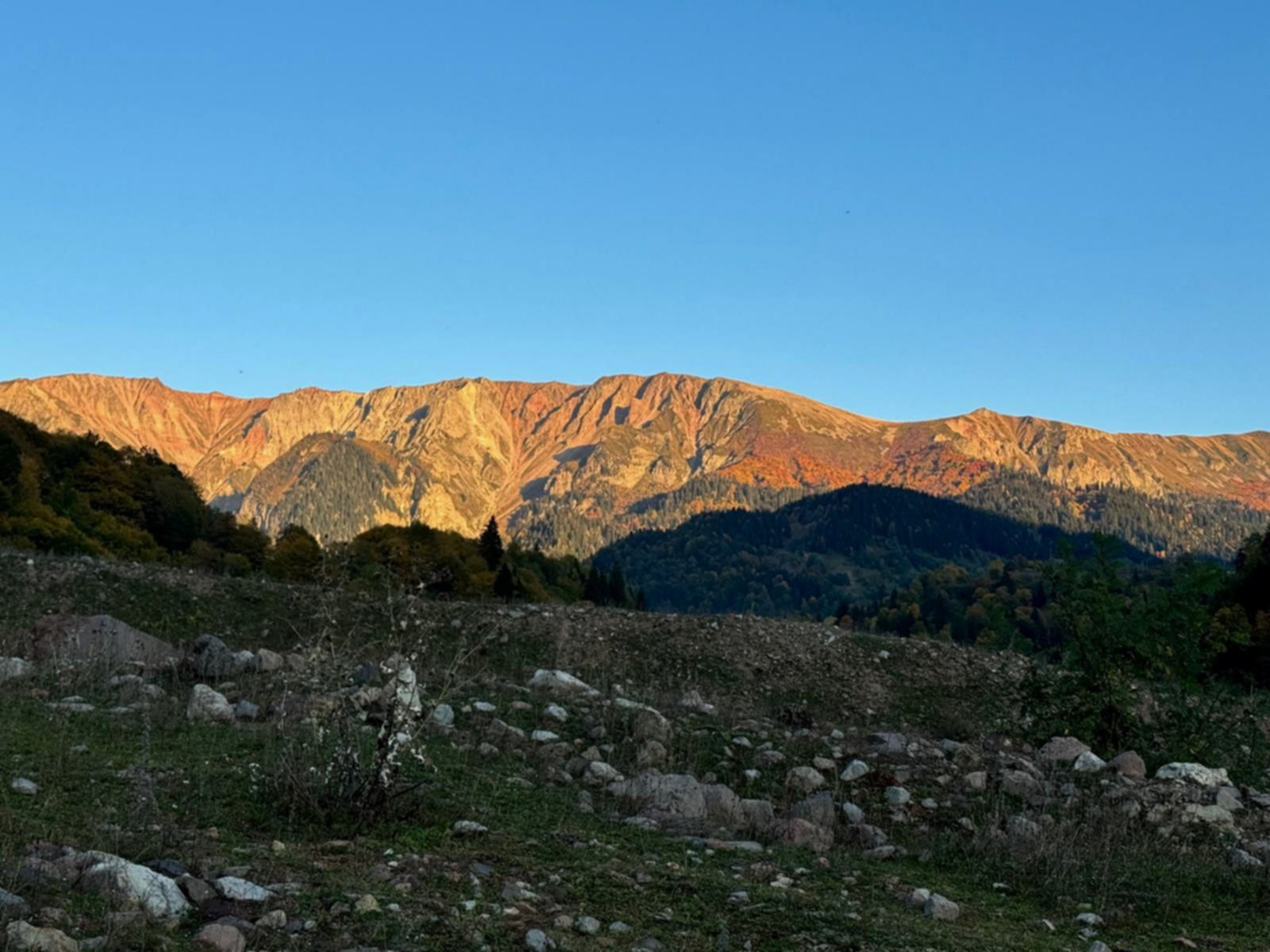 Mały Kaukaz w Gruzji – panorama górskiego masywu na trasie off-road przez przełęcz