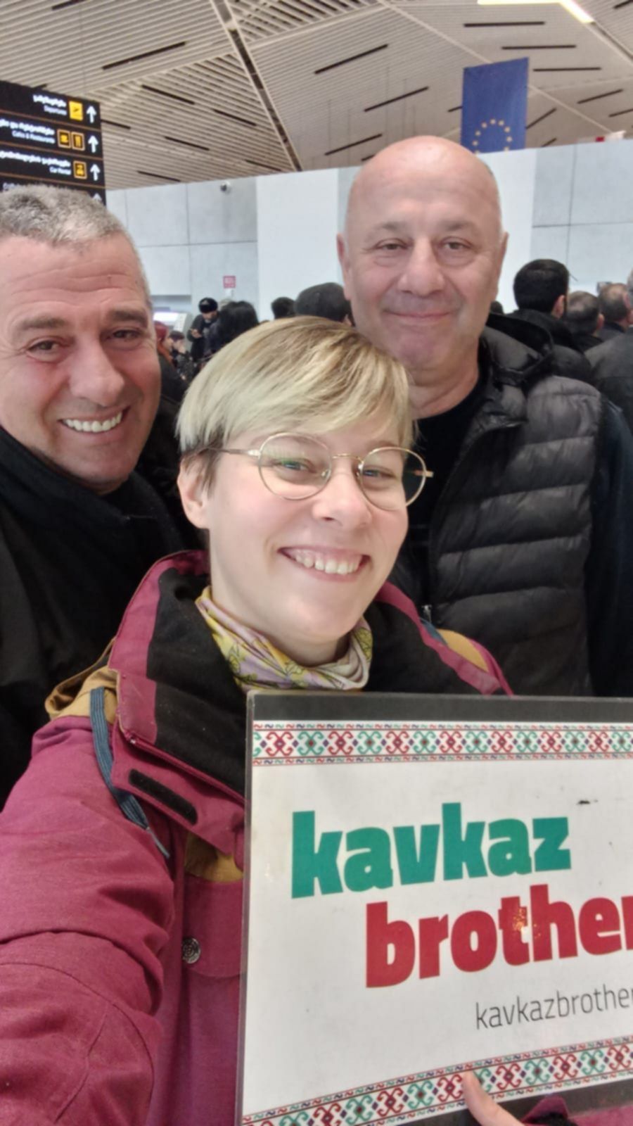 Przewodniczka Kavkaz Brothers z kierowcami czekająca na uczestników wyprawy w hali przylotów lotniska Kutaisi