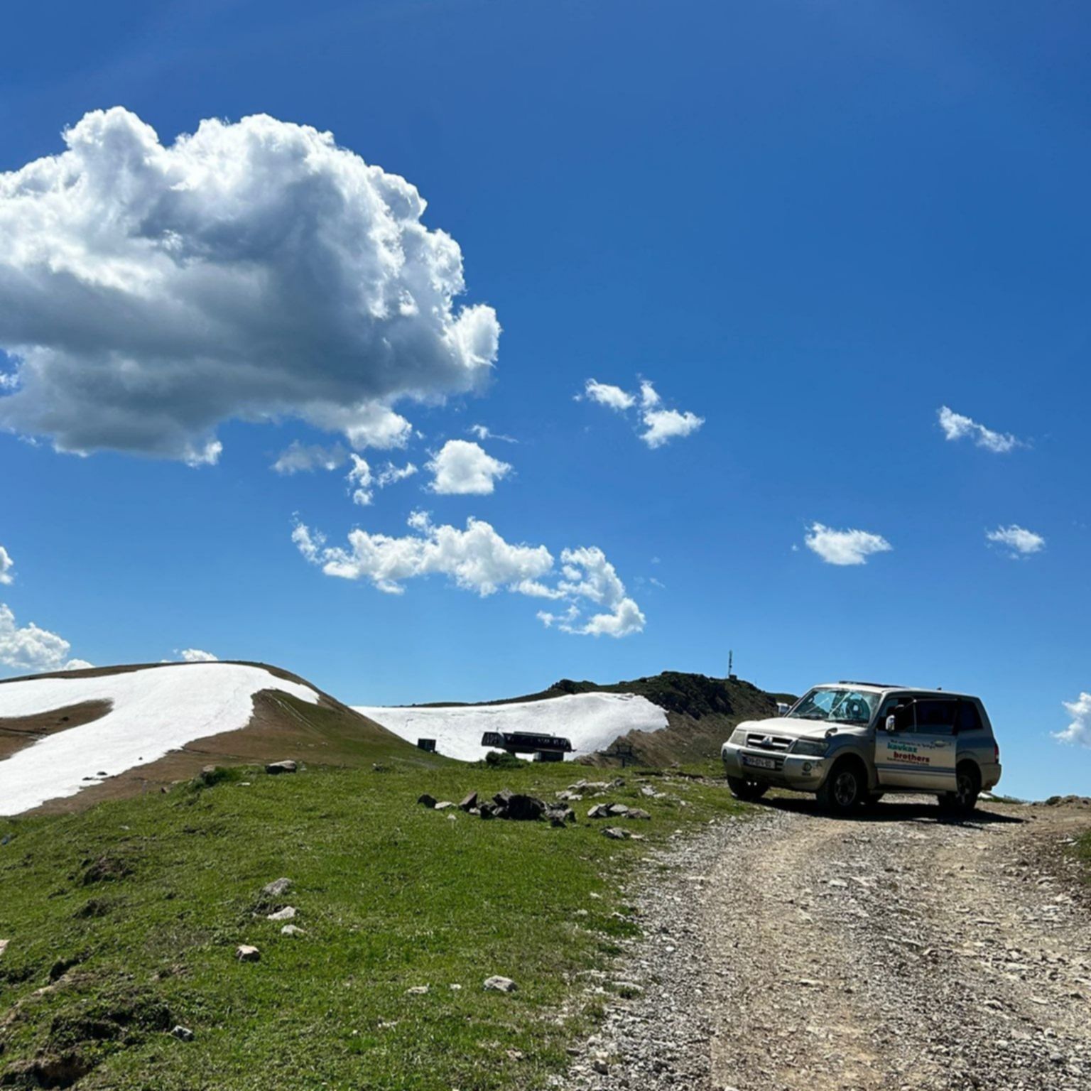 Off-road w Małym Kaukazie – samochód 4x4 na dzikiej górskiej trasie w drodze przez przełęcz