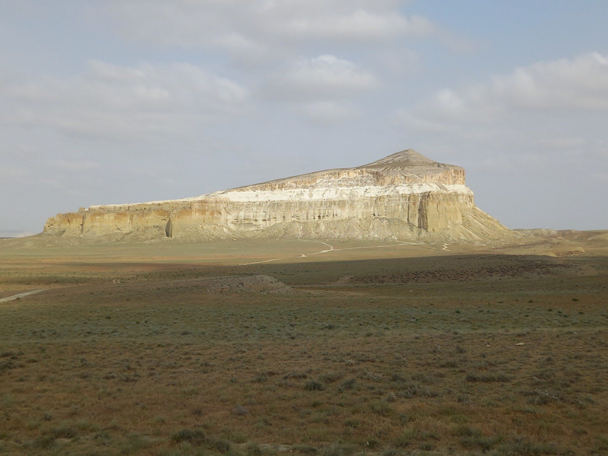 Góra Sherkala w regionie Mangystau w Kazachstanie – samotna wapienna góra przypominająca śpiącego lwa.