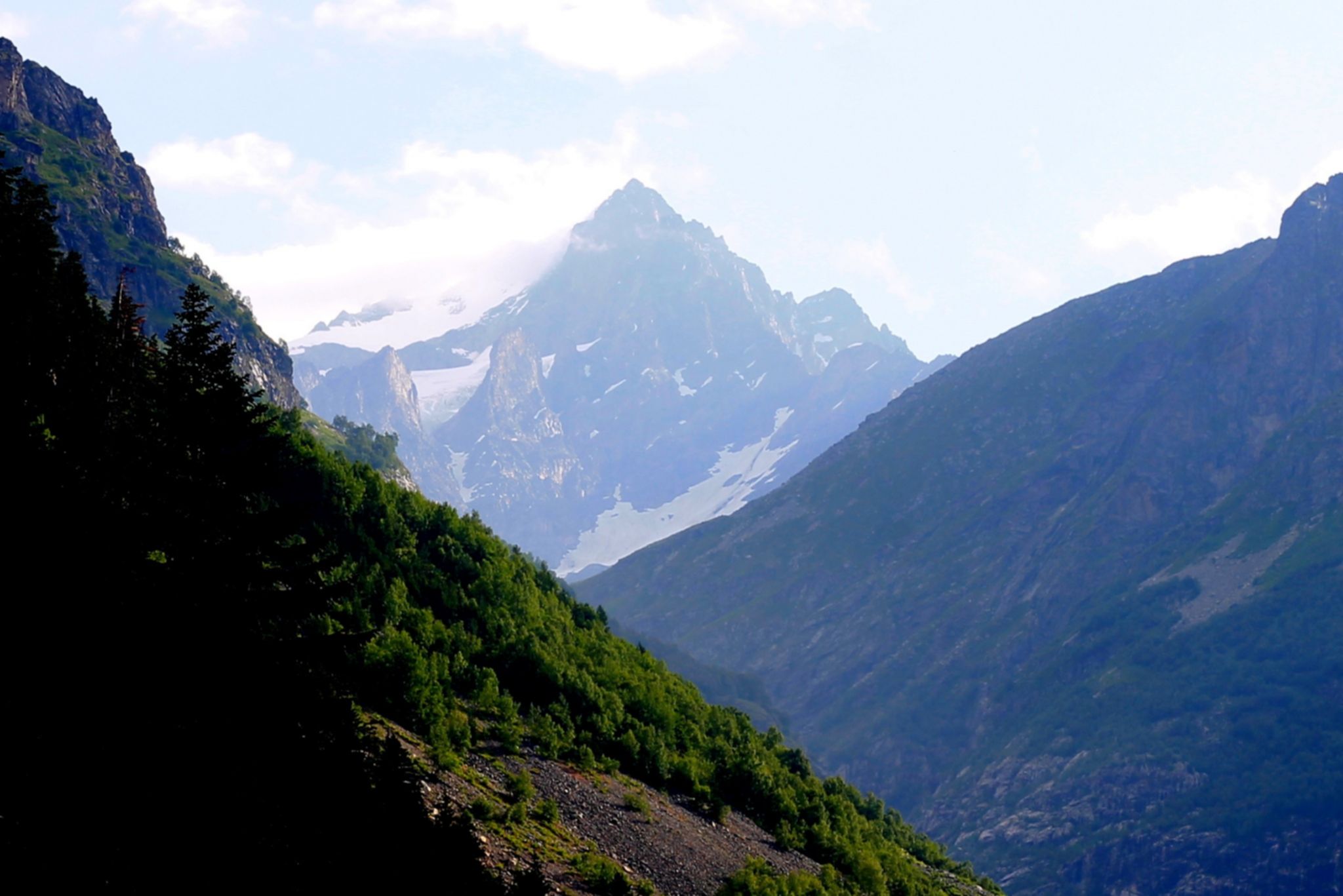 Surowy krajobraz wysokich gór Kaukazu z ostrymi szczytami i płatami śniegu, Gruzja