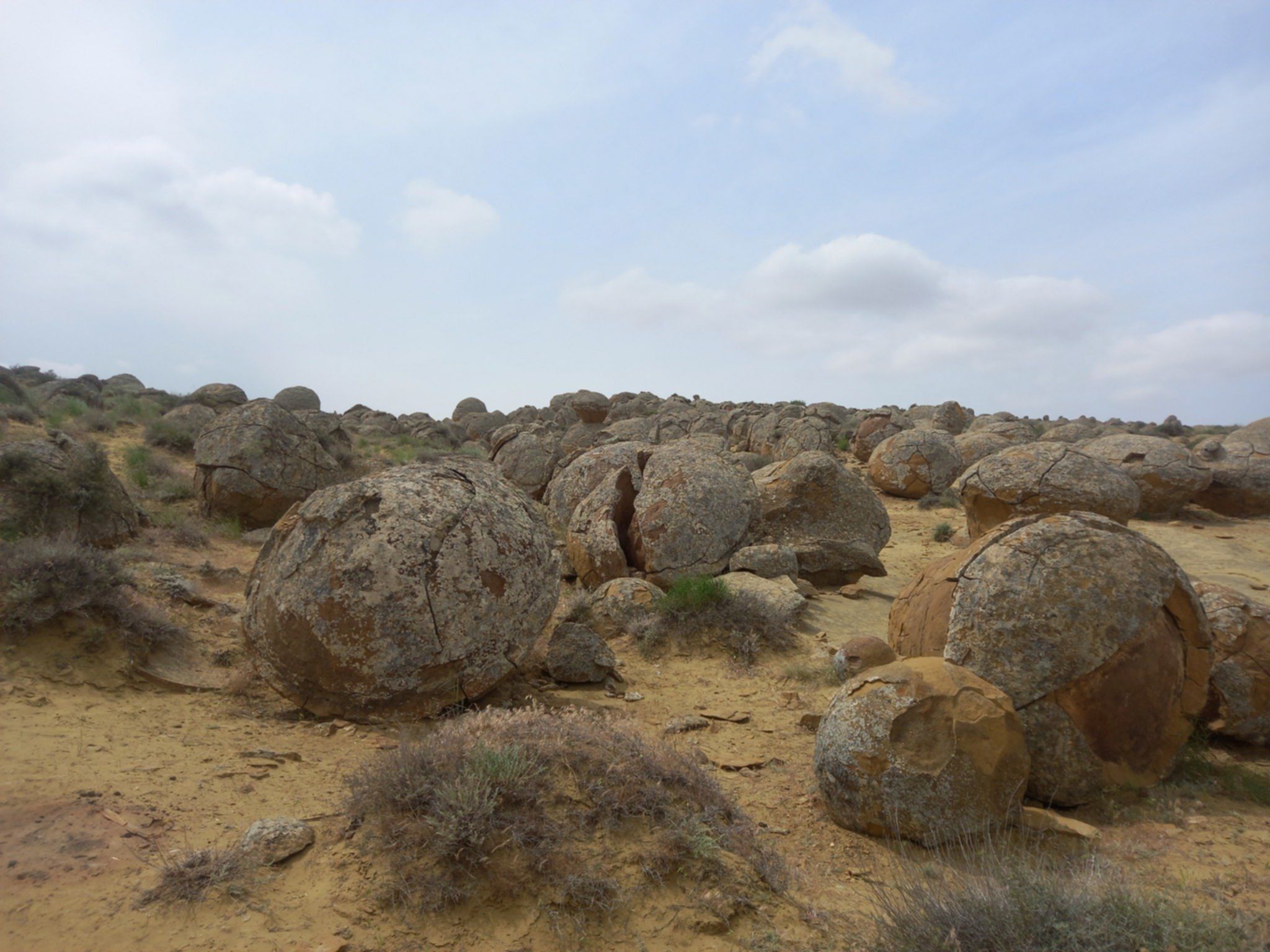 Dolina kamiennych kul Torysh w regionie Mangystau w Kazachstanie – gigantyczne skalne konkrecje na pustynnym stepie.