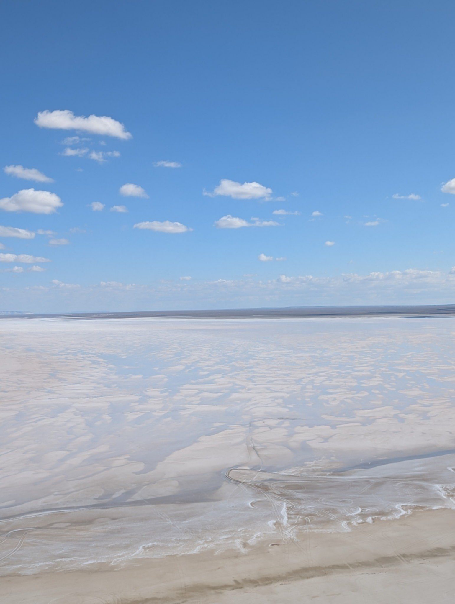 Solonchak Tuzbair w Mangystau w Kazachstanie – ogromna biała równina soli odbijająca niebo.