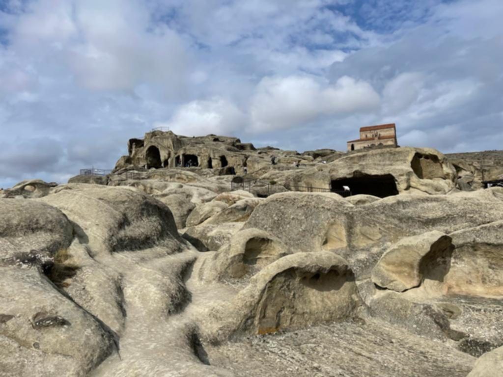 Skalne miasto Uplisciche w Gruzji – wykute w skale groty, dawne świątynie i zabudowania na wzgórzu nad doliną rzeki Kury.