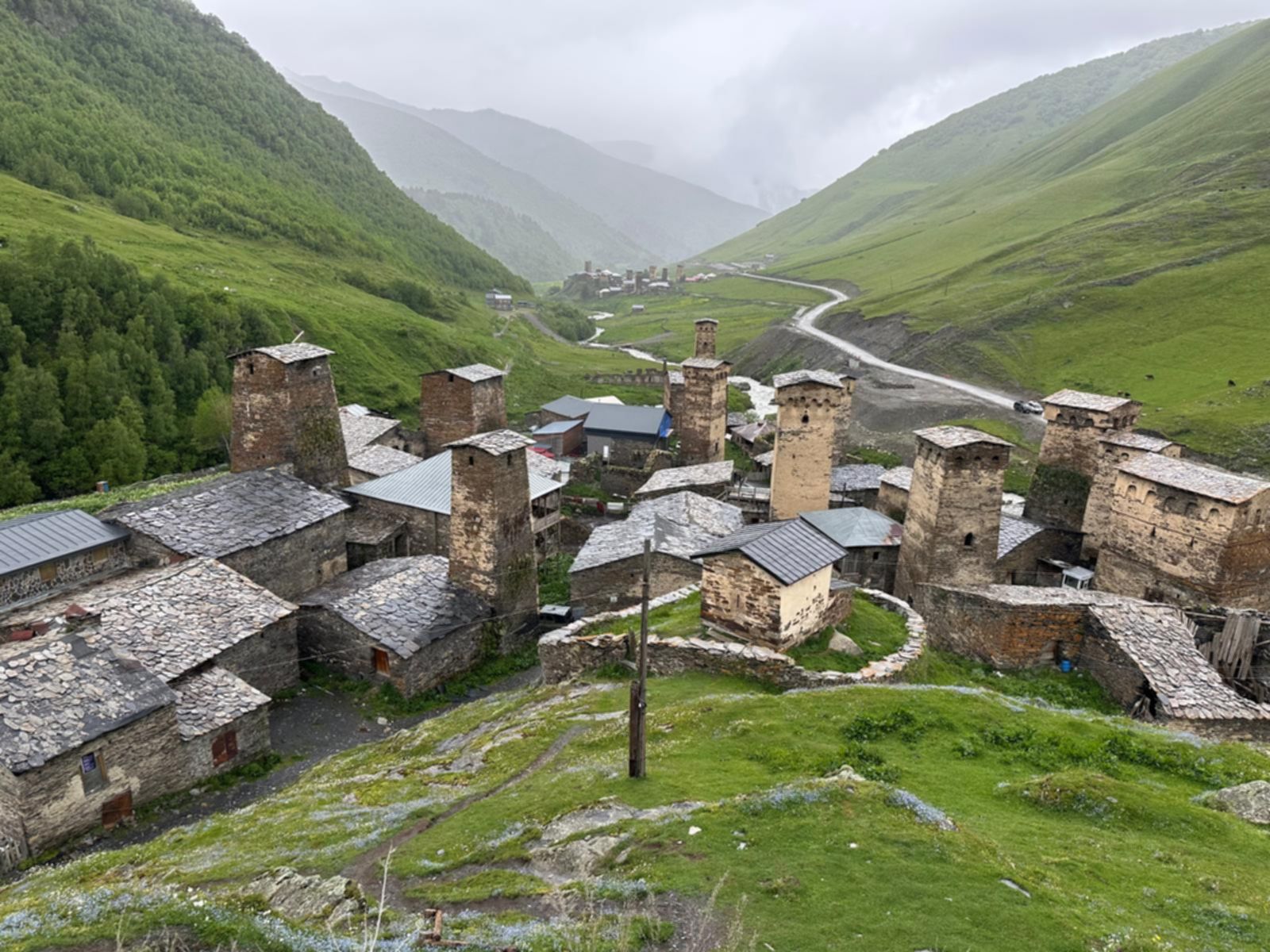 Kamienne wieże obronne w Uszguli w Swanecji, jedno z najwyżej położonych zamieszkanych miejsc w Europie