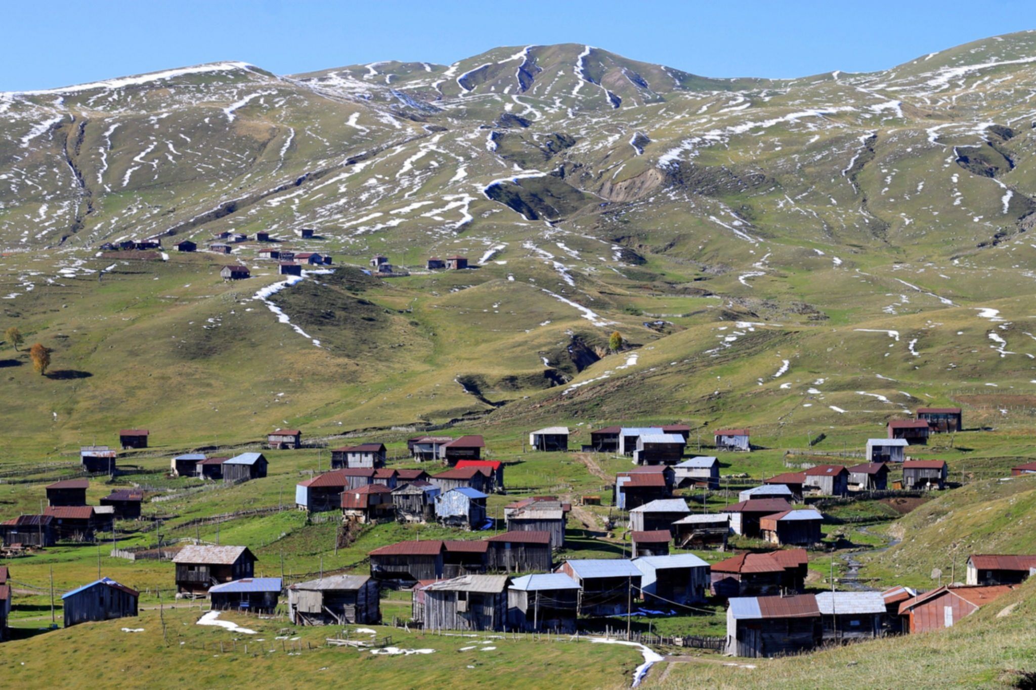 Górska wioska w rejonie Goderdzi w Adżarii – tradycyjna zabudowa na tle gór