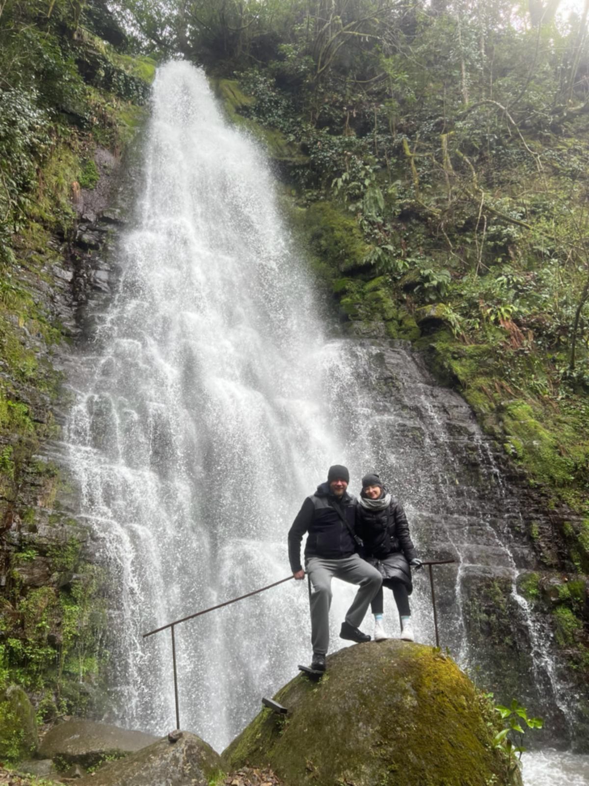 Wodospad w gruzińskich górach – przystanek podczas wycieczki przyrodniczej