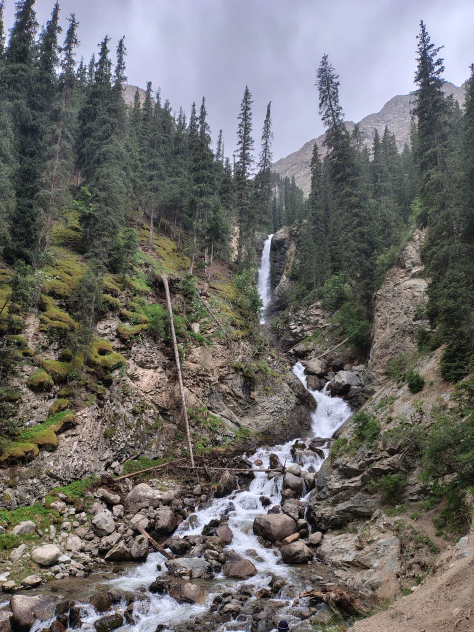 słynne wodospady w Kirgistanie, położone w Dolinie Barskoon (niedaleko Issyk-Kul), znane z kilku kaskad (główna ma 24m)