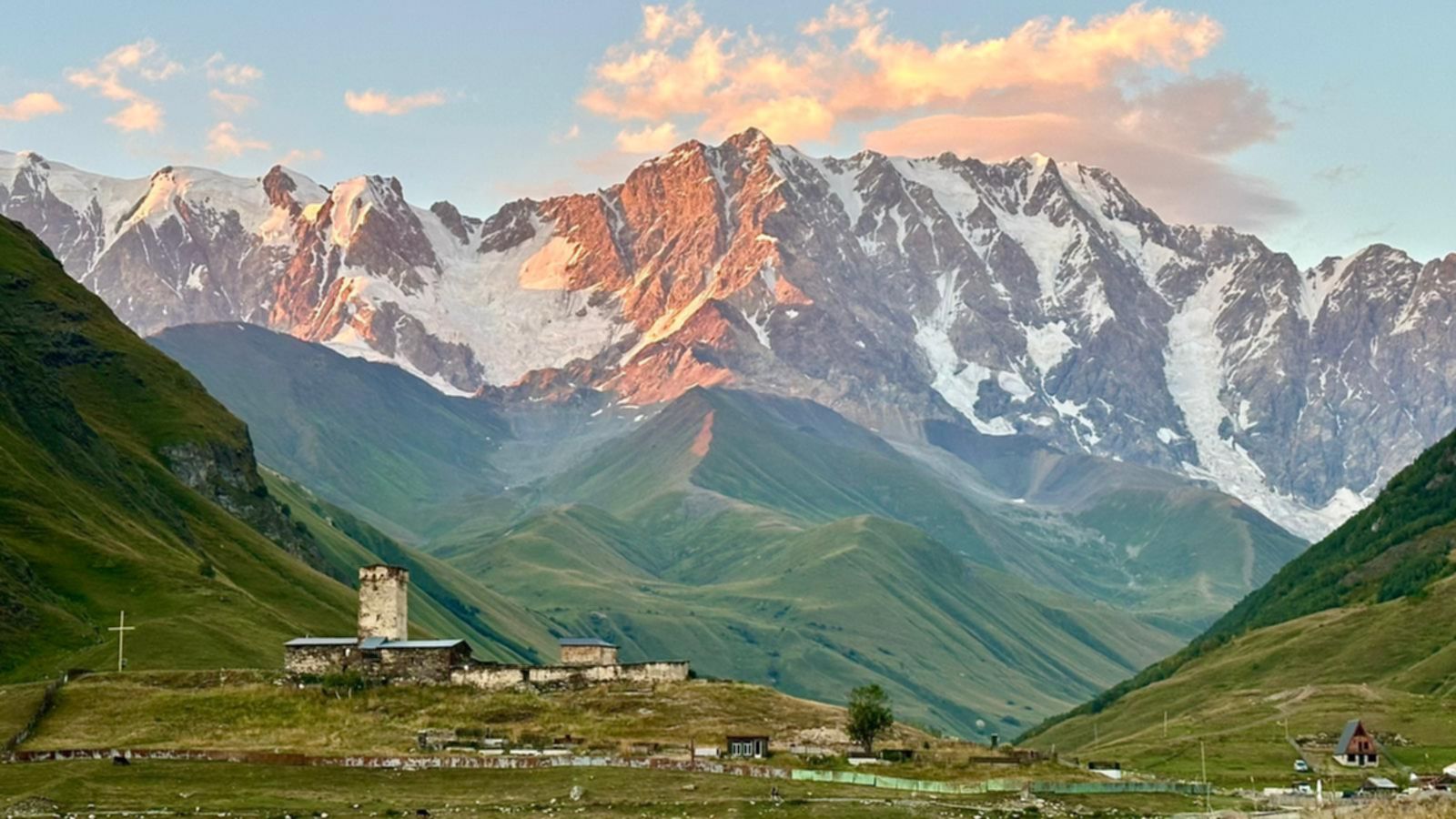 Góry Wysokiego Kaukazu o zachodzie słońca, Gruzja